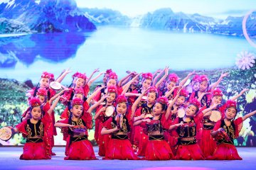小白鸽受邀参加北京我爱祖国全国青少年春节联欢晚会