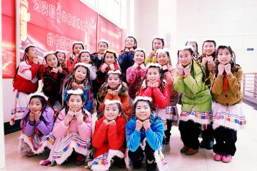 小白鸽舞蹈学校《阳光下的小卓玛》