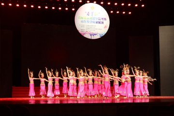 小白鸽舞蹈学校《节日欢歌》