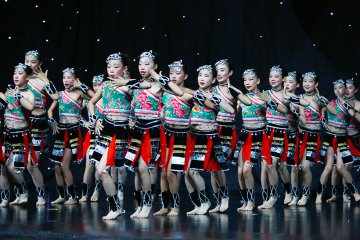 小白鸽舞蹈学校舞蹈《走在山水间》