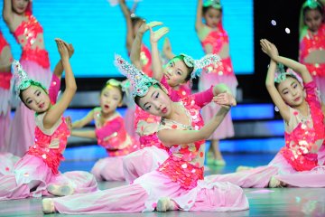 小白鸽舞蹈学校《鱼儿欢歌》