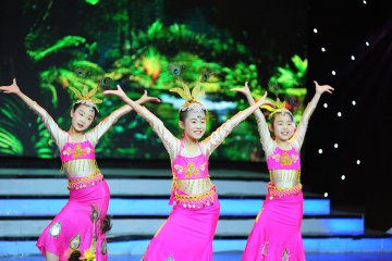 小白鸽舞蹈学校《节日欢歌》
