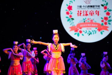 小白鸽6级学员舞蹈《顶碗舞》