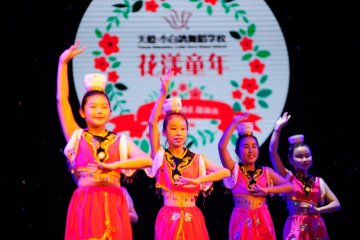 小白鸽6级学员舞蹈《顶碗舞》